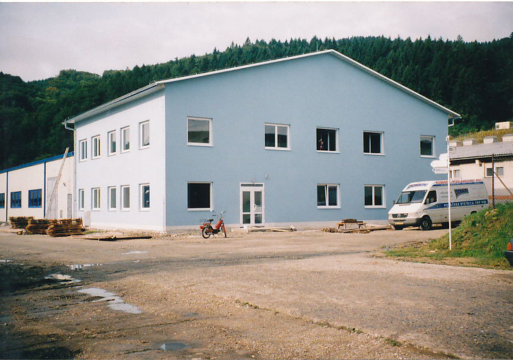 2001, výstavba administratívnej budovy v Šebešťanovej